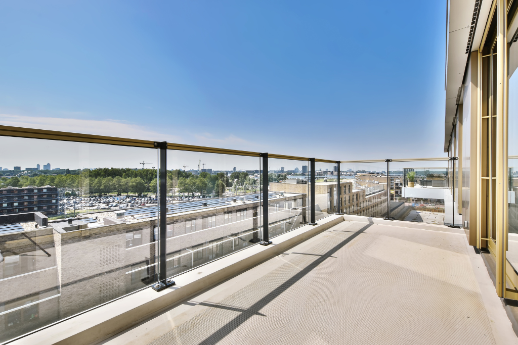 Ein sonniger Balkon mit einer schützenden Bodenbeschichtung, die eine dauerhafte und schöne Oberfläche für Außenbereiche bietet.